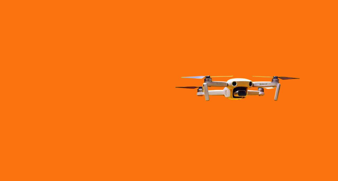 Dron de Fuerzas de Seguridad y Emergencias en pleno vuelo sobre fondo naranja sólido