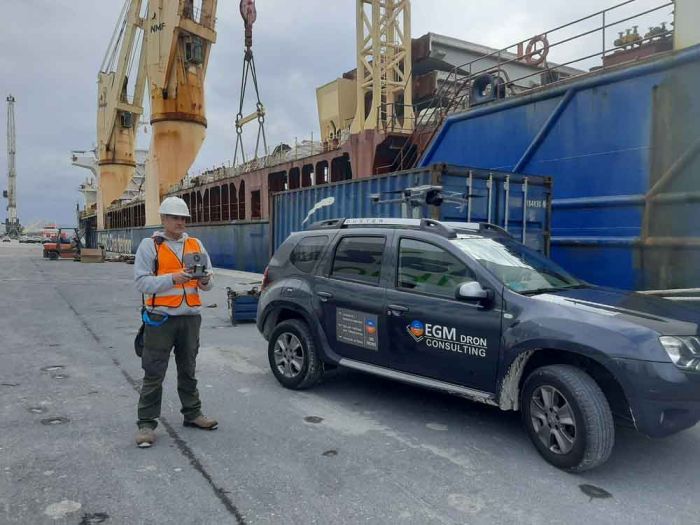 Enrique García, piloto de drones, realizando inspección en una zona purtuaria junto a buque de carga