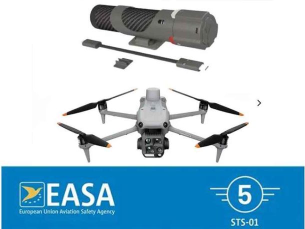 Dron profesional junto con accesorios como un altavoz o un foco y destaca el sello de EASA