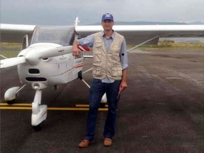 Ernesto García, piloto de drones, posando junto a avioneta ligera en una pista de aterrizaje