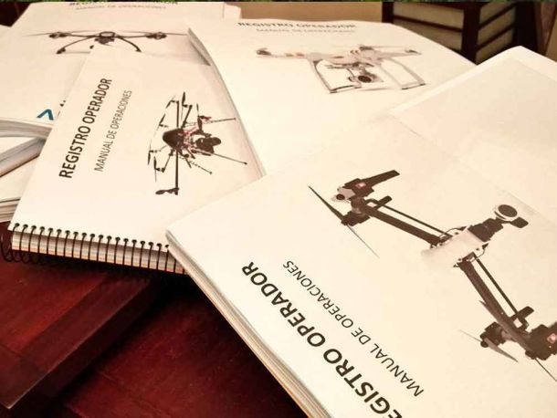 Varios ejemplares del Registro Operador Manual de Operaciones de drones para gestión documental