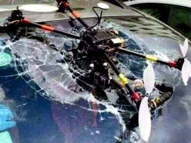 Dron accidentado que ha impactado contra parabrisas de un vehículo rompiendo el cristal
